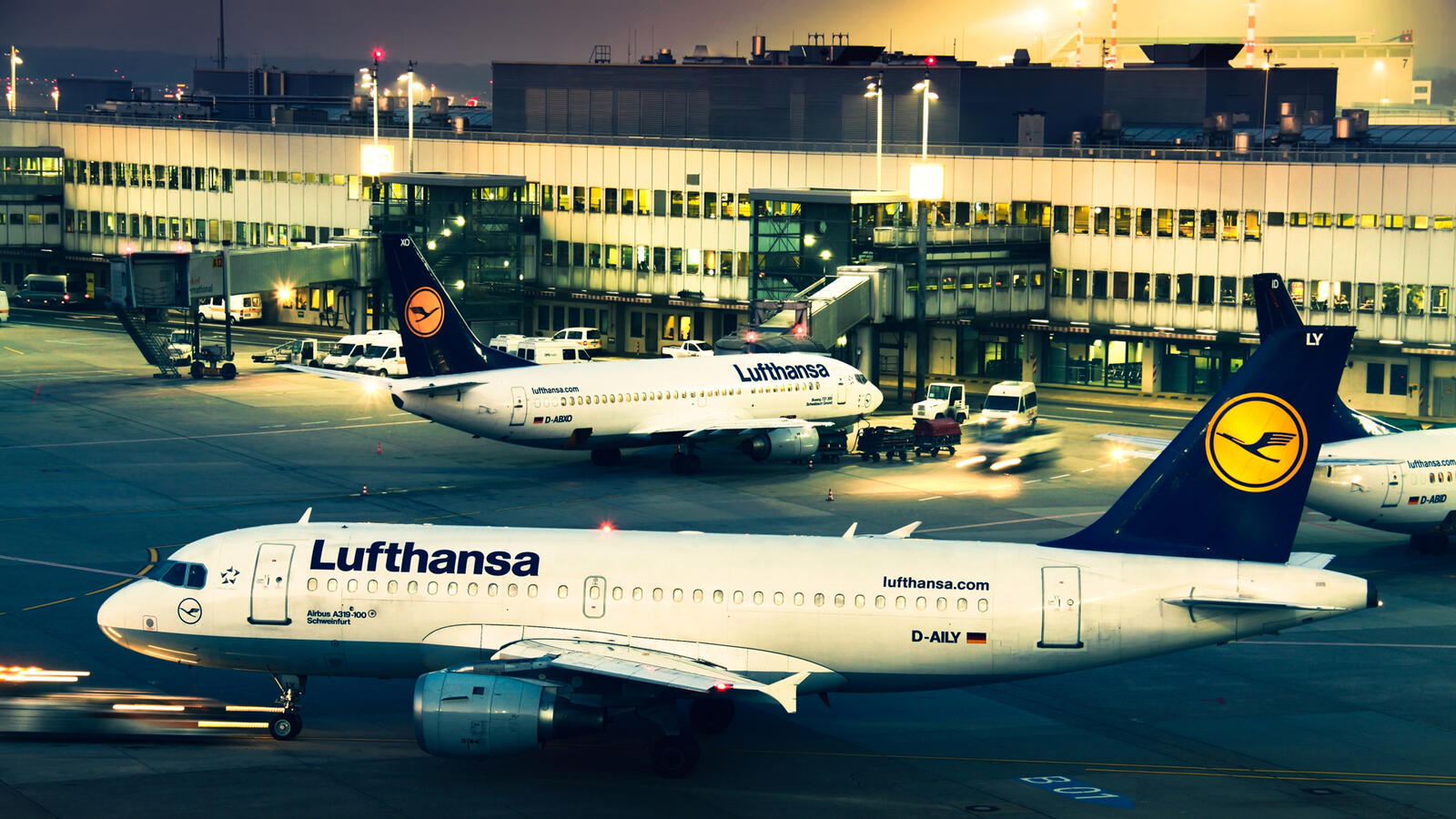 Free photo Lufthansa airline cargo transportation