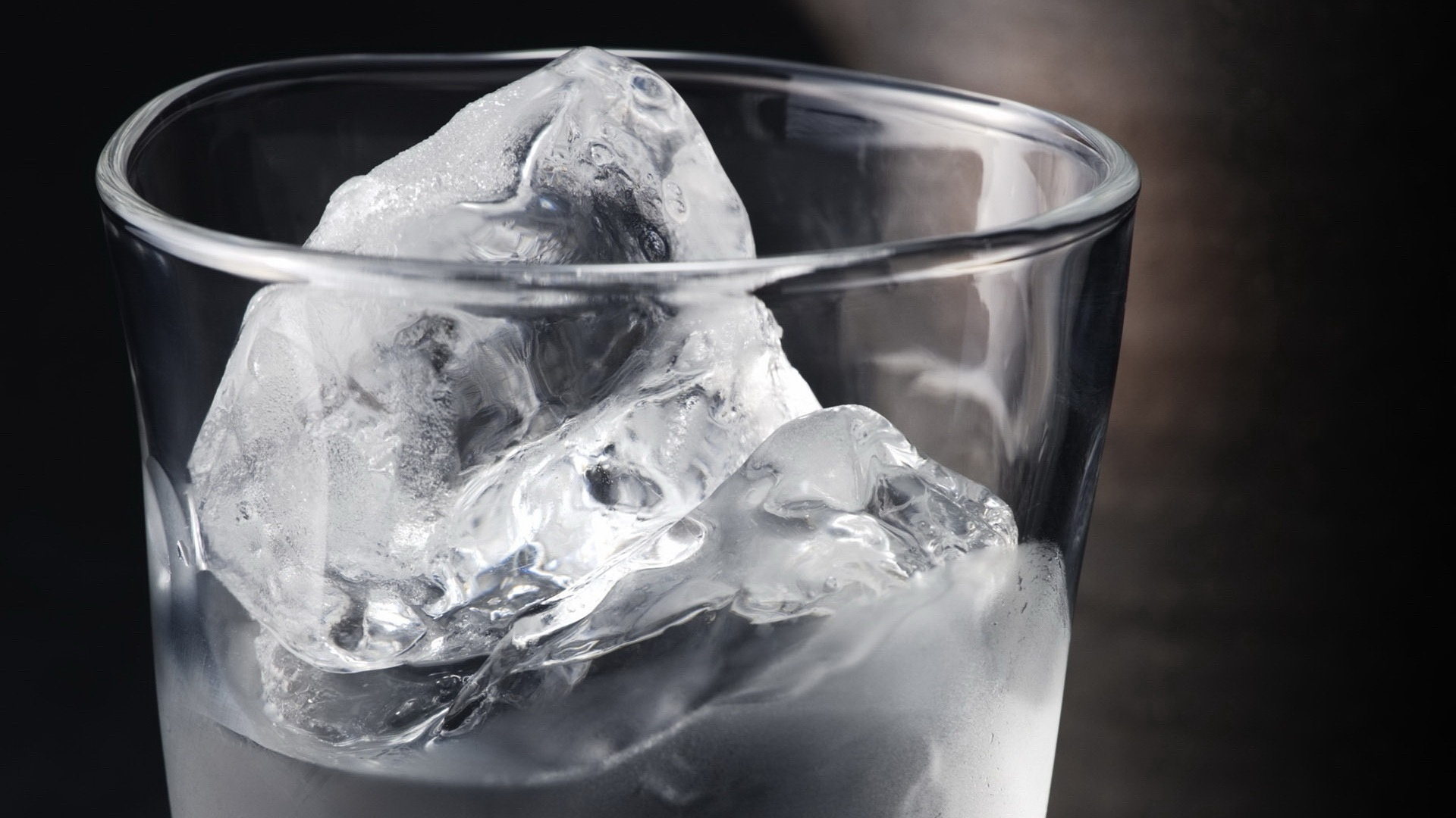 Обои стакан прозрачный лед на рабочий стол