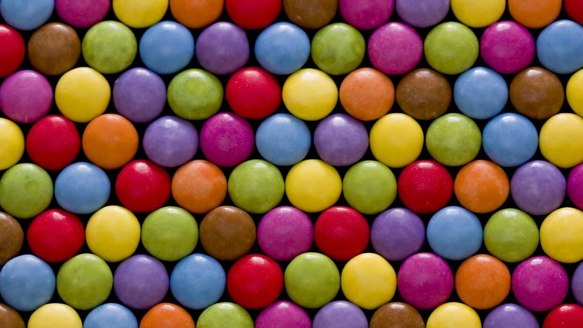 一排排整齐排列的彩色糖果