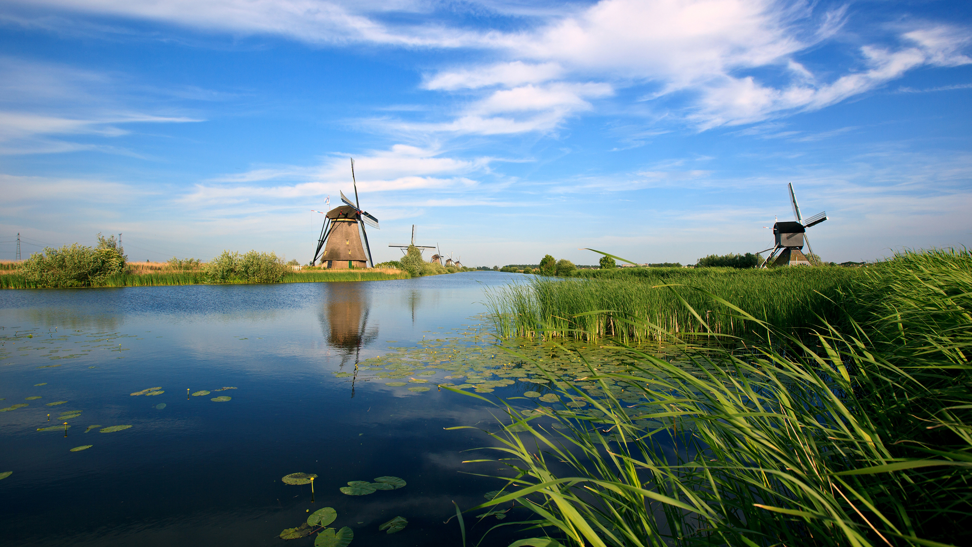 Бесплатное фото Ветрянная мельница на берегу реки