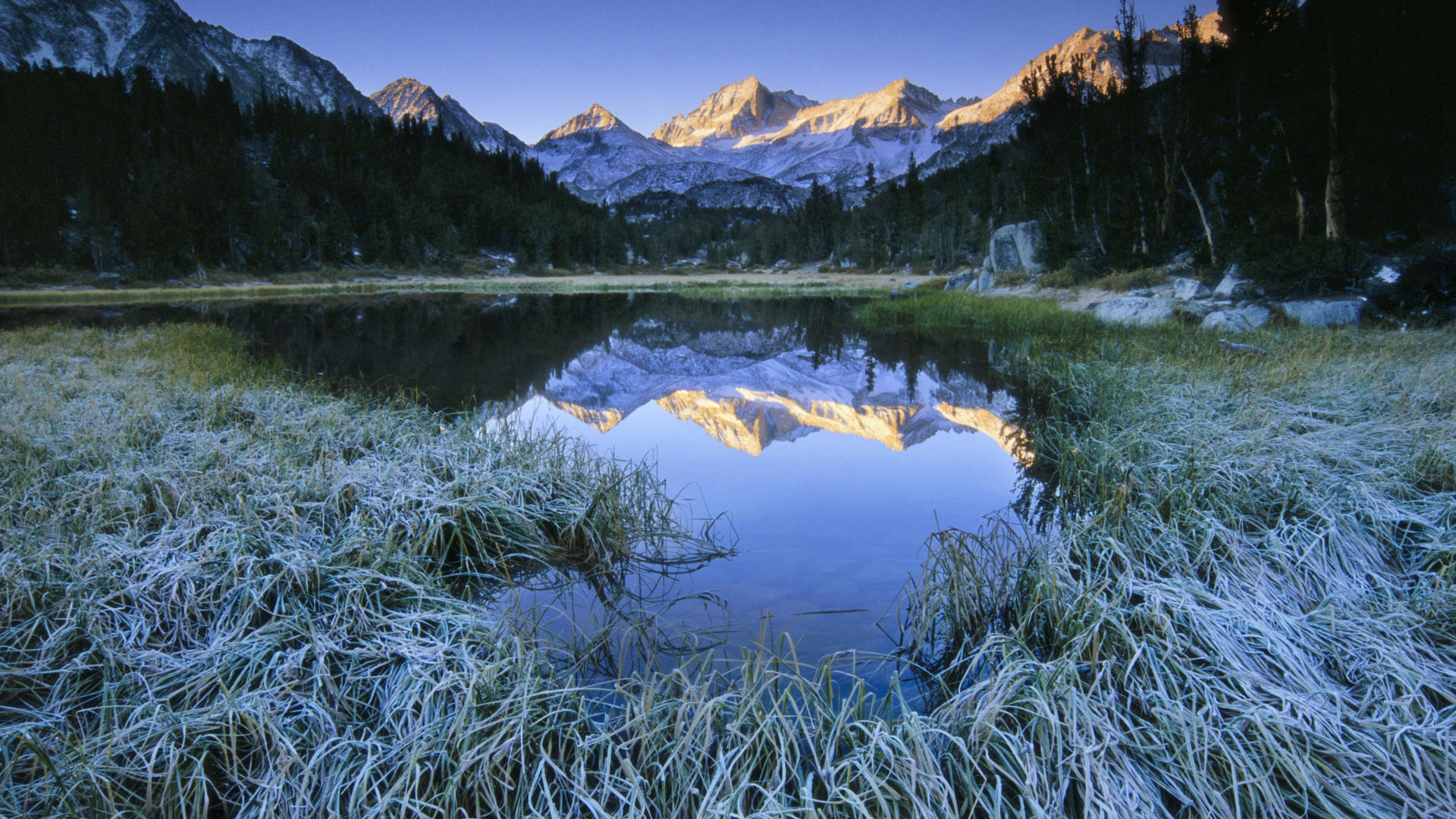 В горах станут воды. Природа. Красивая природа. Успокаивающий пейзаж. Маленькое озеро.