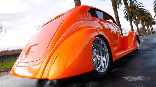 Оранжевый автомобиль жук