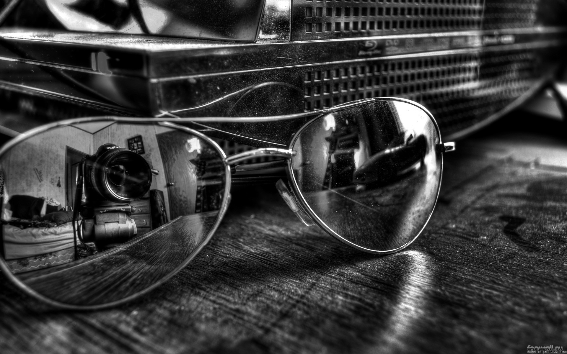 Free photo Sunglasses on a monochrome photoz