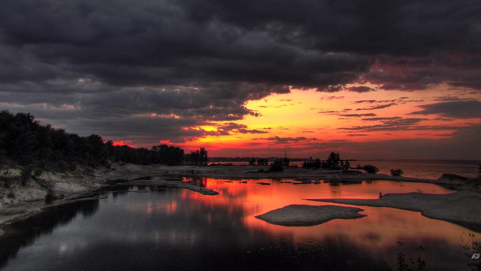 Бесплатное фото Небо с густыми облаками во время красного заката