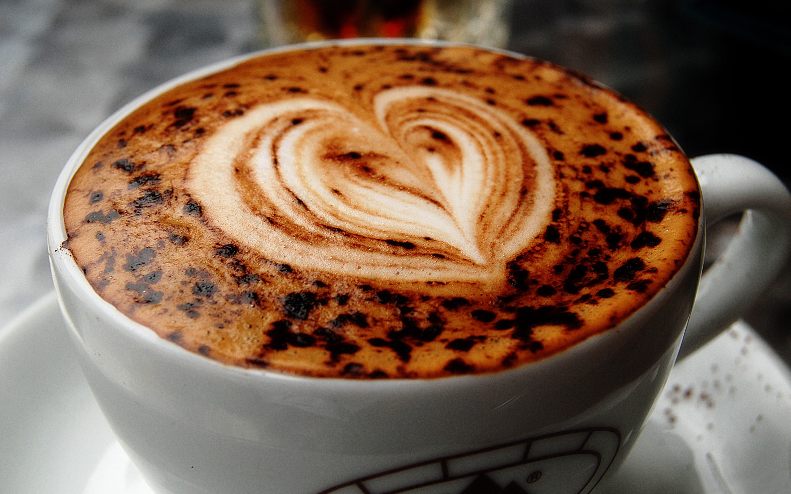 免费照片一杯泡沫上印有心形图案的咖啡