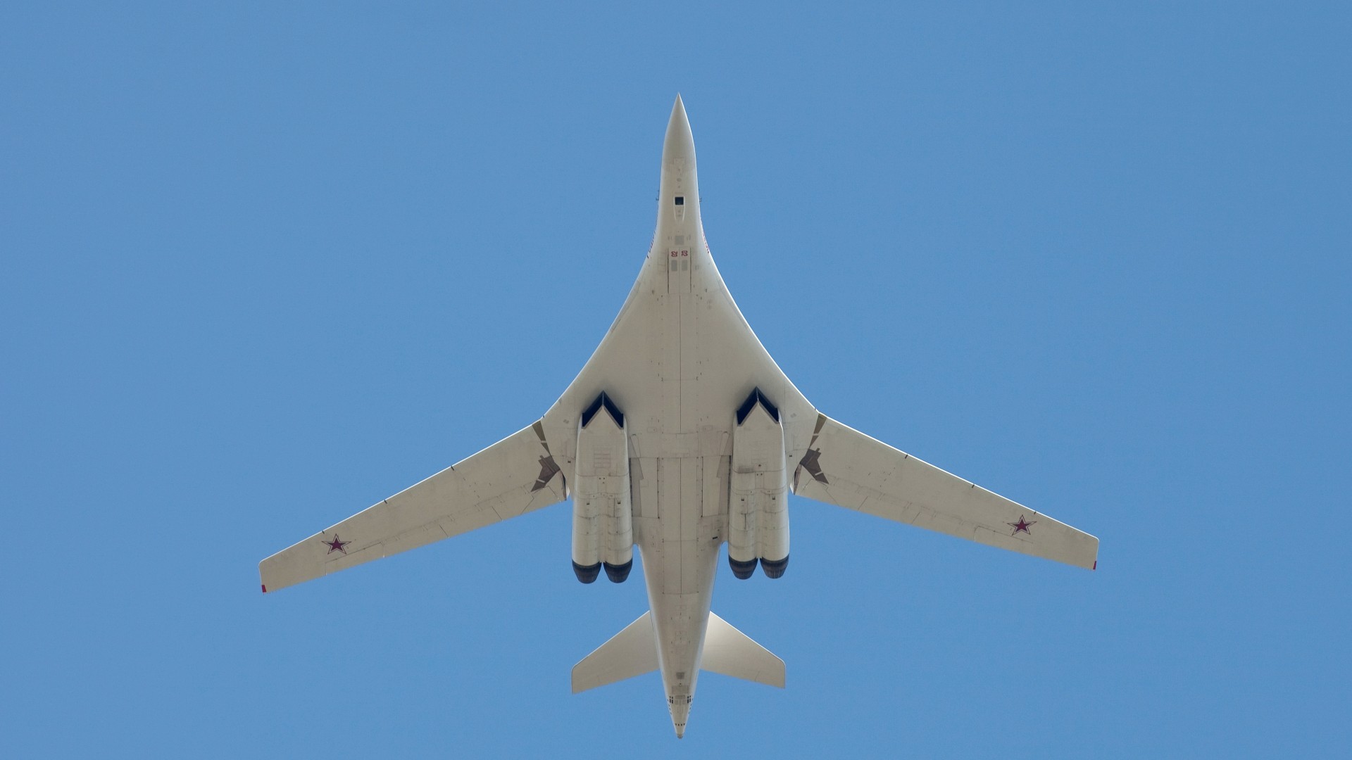 Бесплатное фото Военный самолет на фоне неба