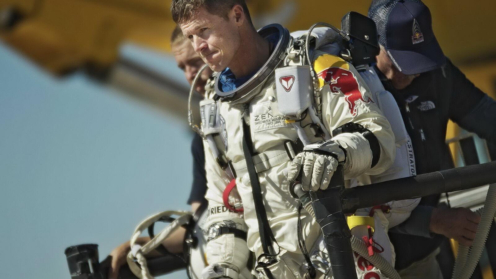Обои феликс баумгартнер парашютист прыжок из космоса на рабочий стол