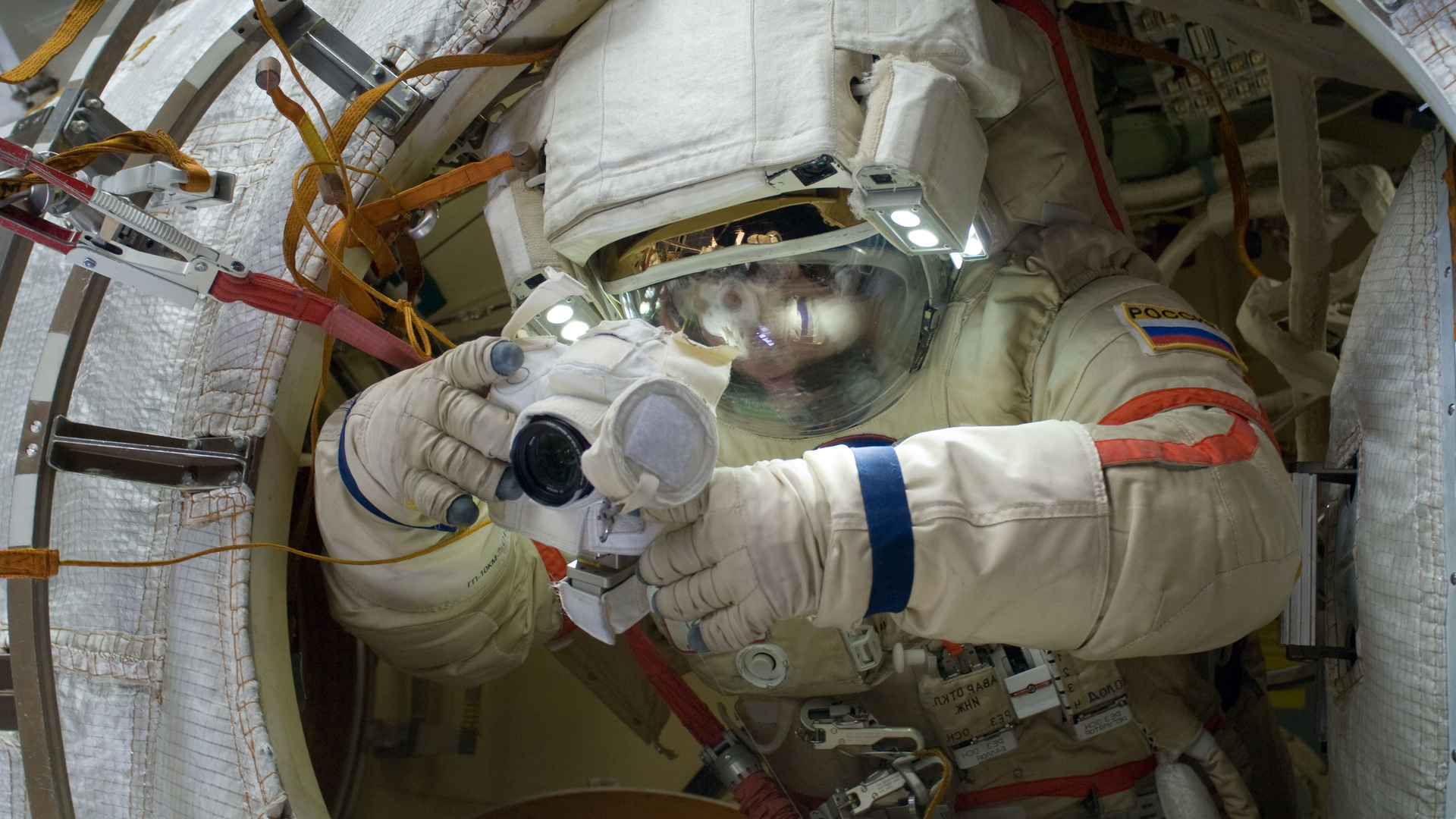桌面上的壁纸太空人 宇航服 手套