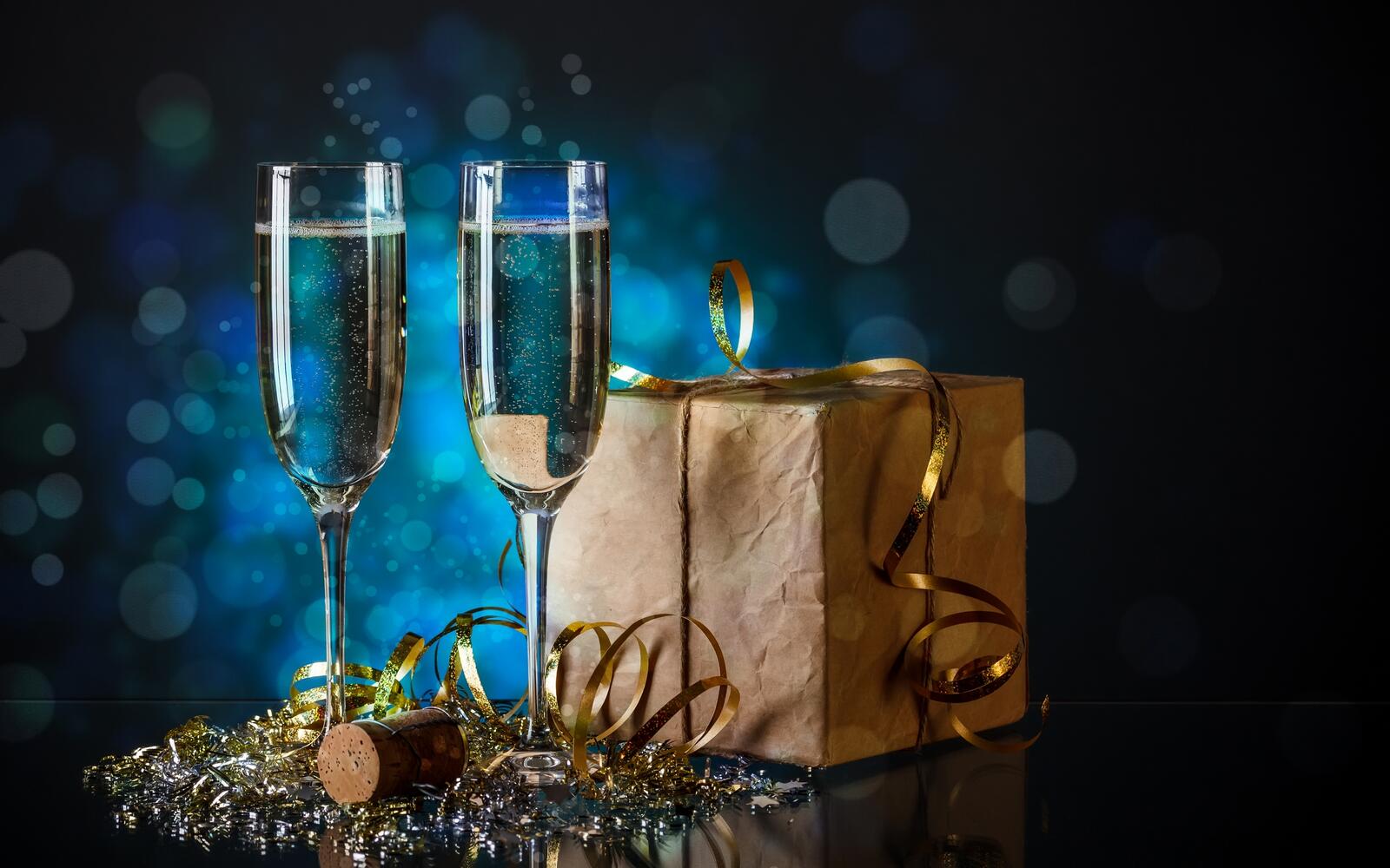 Wallpapers Champagne wine glasses tinsel on the desktop