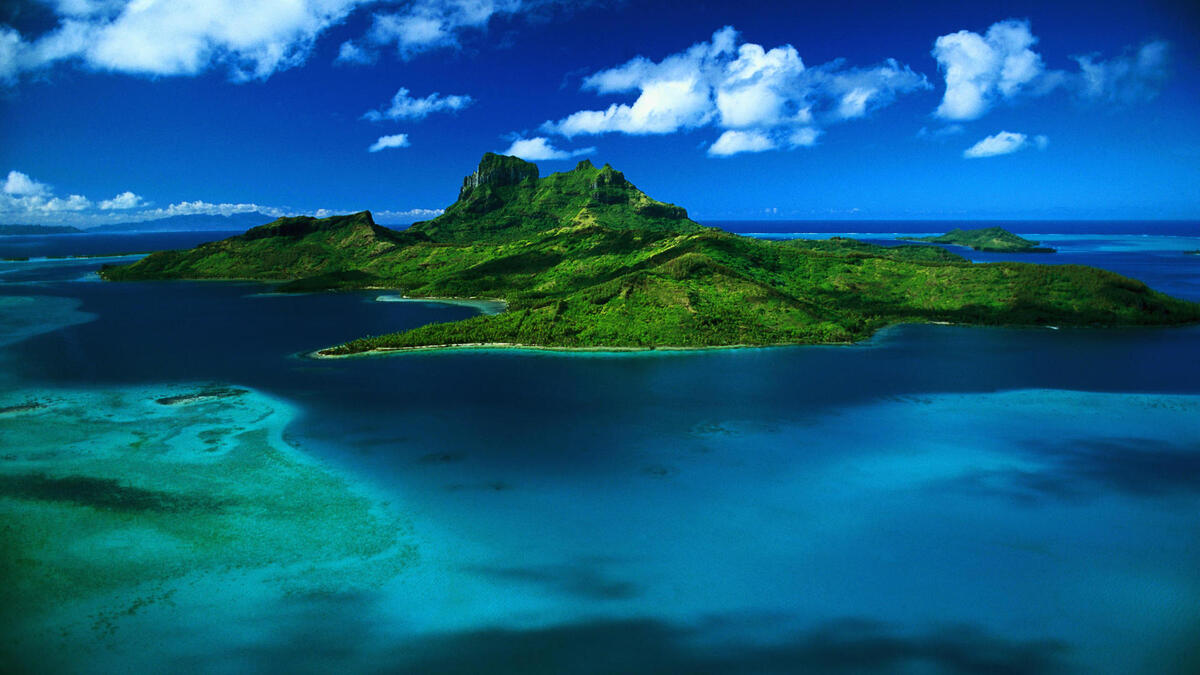 Большой зеленый остров окруженный морем
