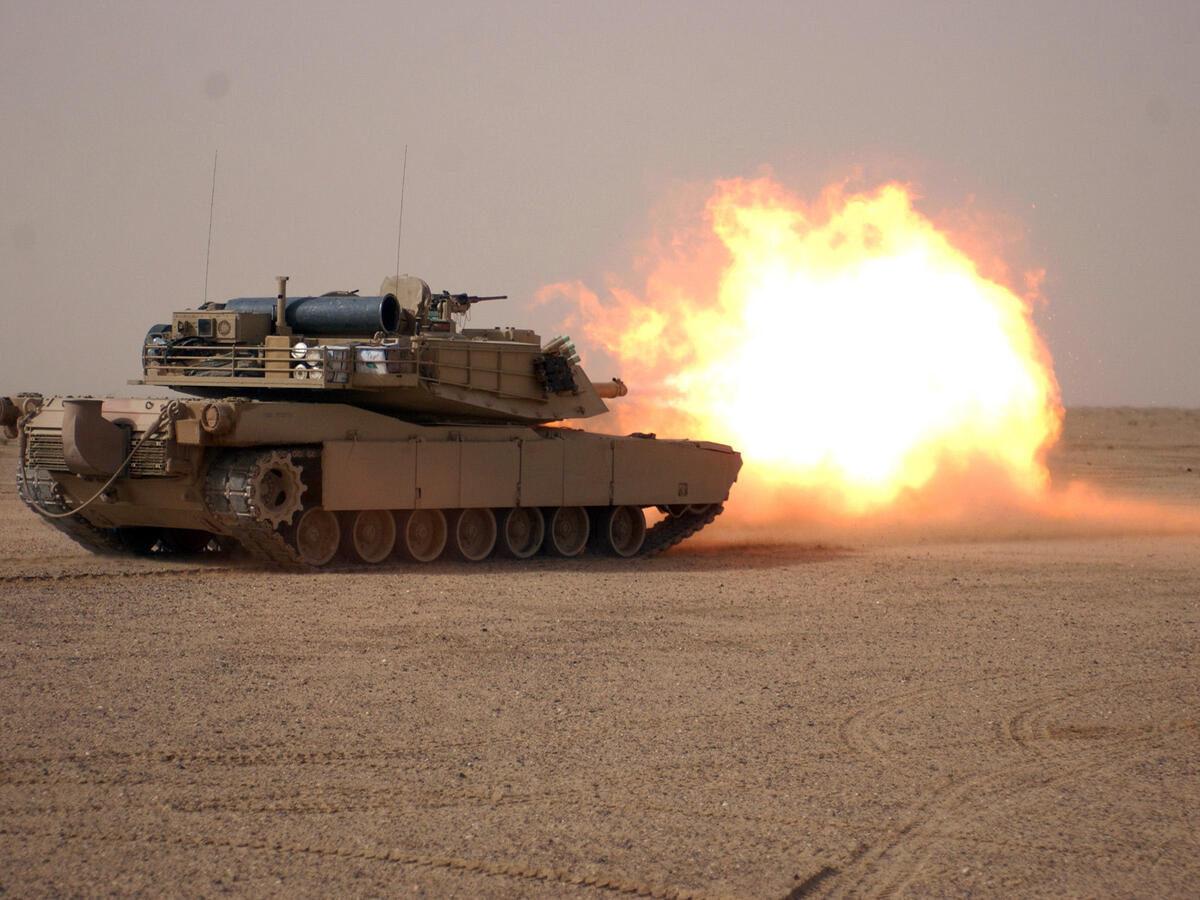 Американский танк стреляет на полигоне
