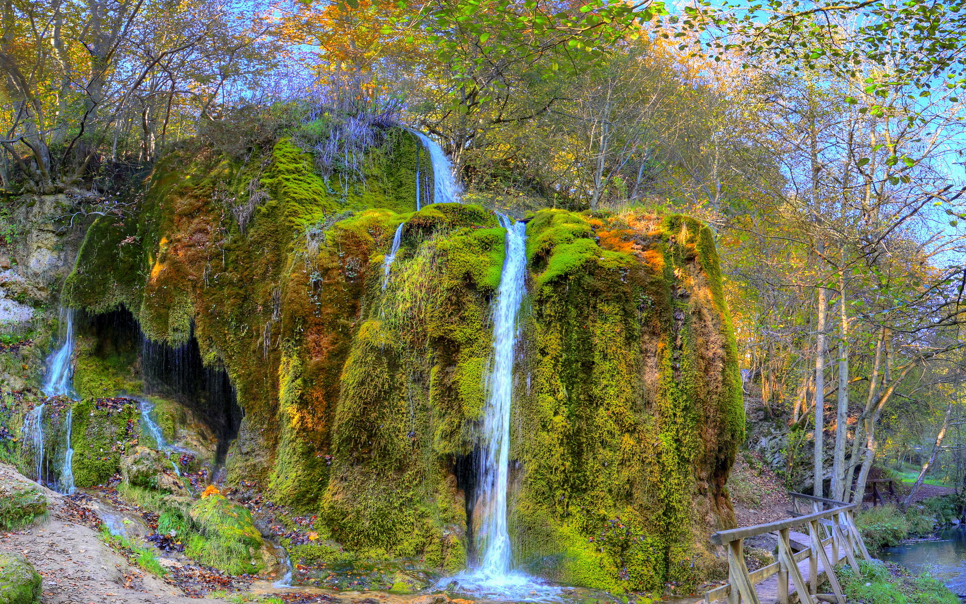 Фото бесплатно водопад, камни, мох