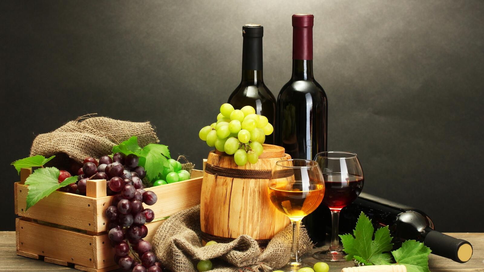 Обои вино виноград бокалы на рабочий стол