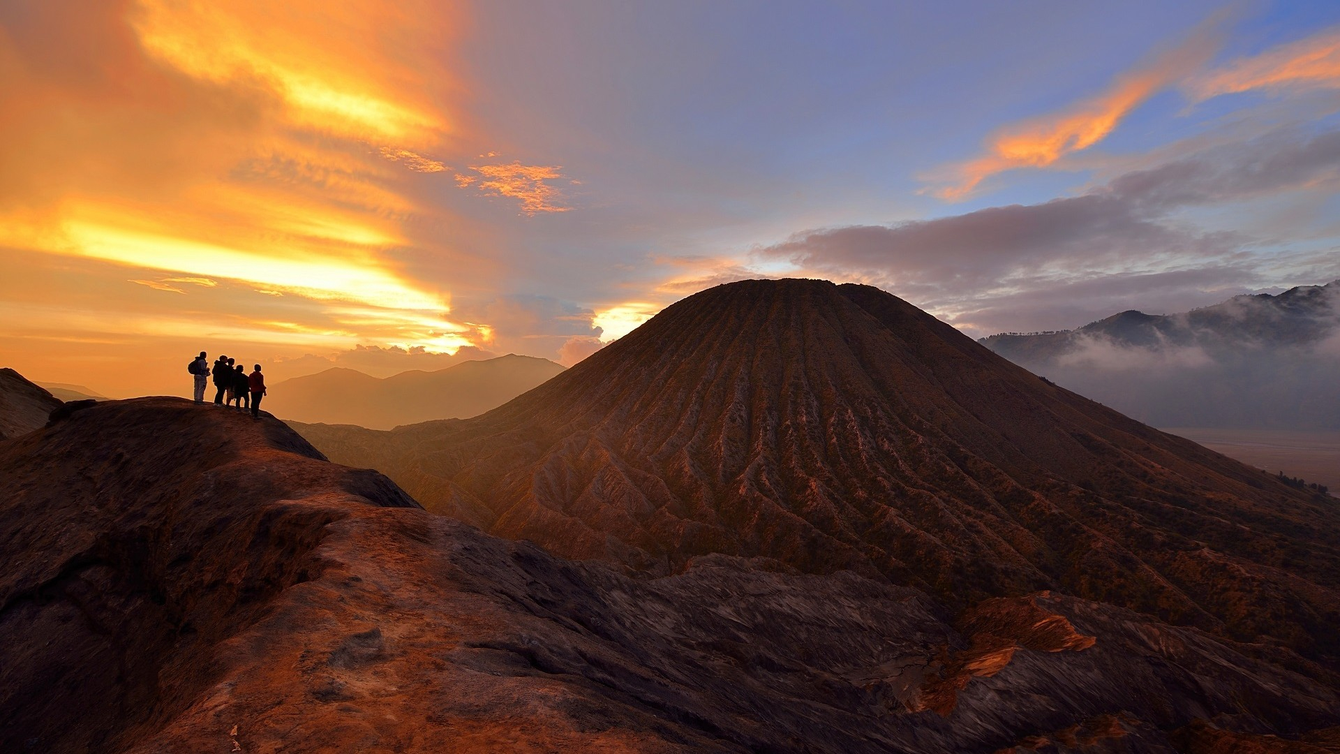 Обои вулкан подножье вулкана люди - бесплатные картинки на Fonwall