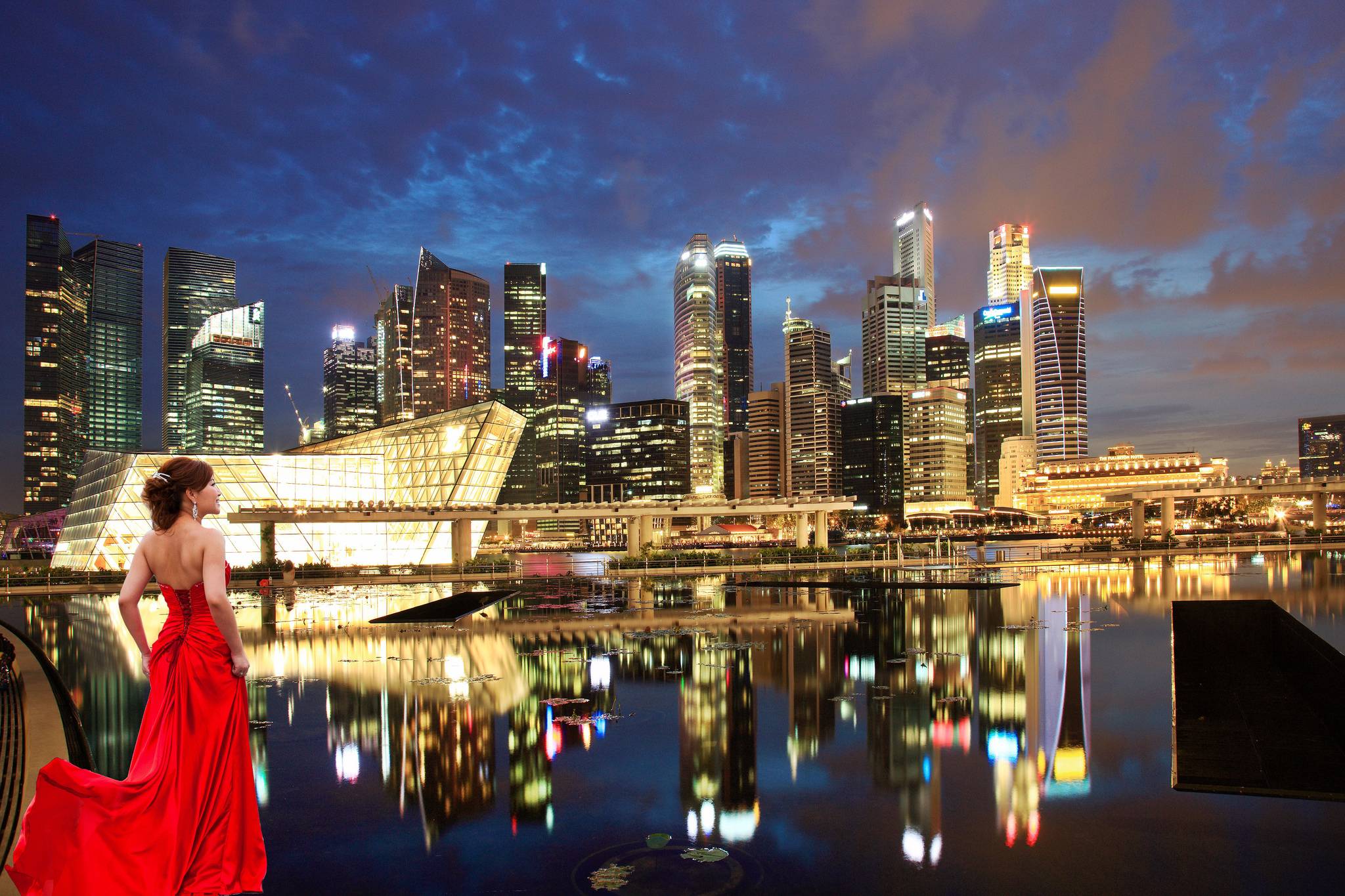 Обои Сингапур девушка красное платье на рабочий стол
