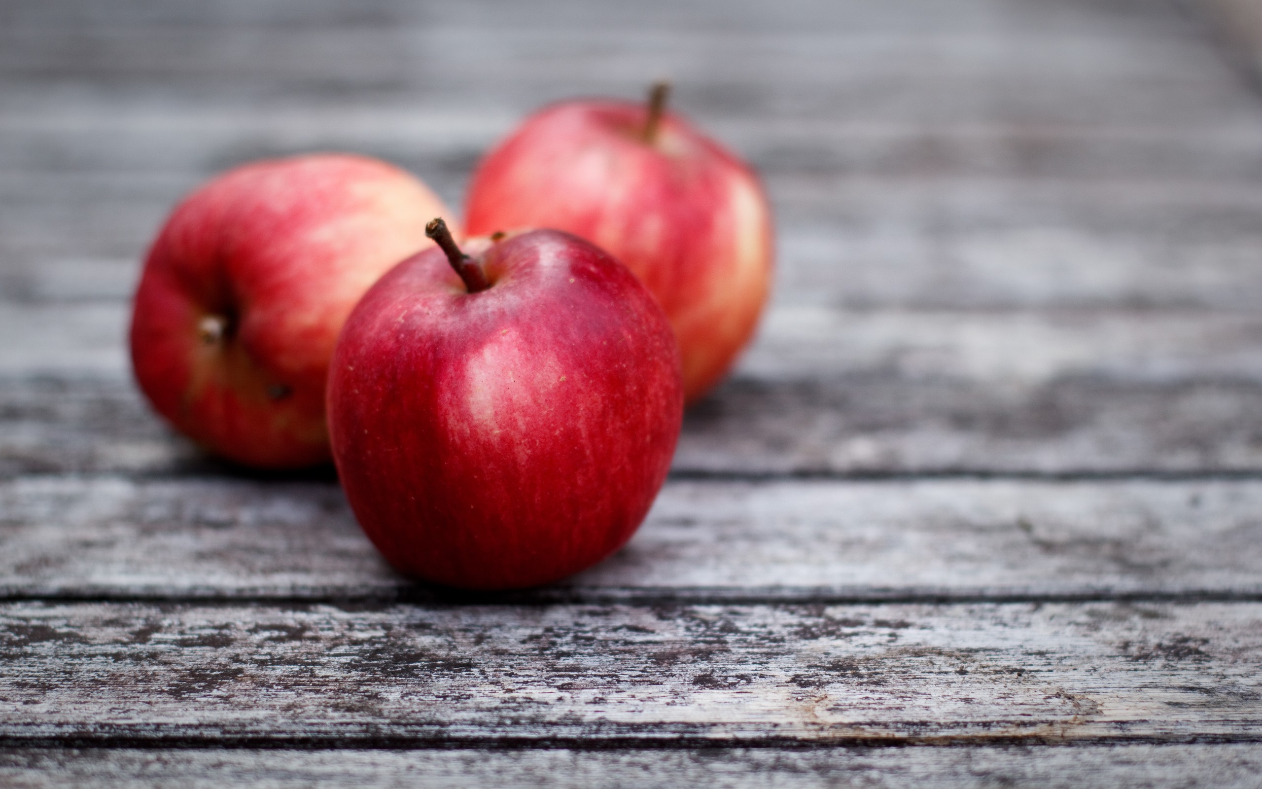 Бесплатное фото Красные яблочки лежат на столе