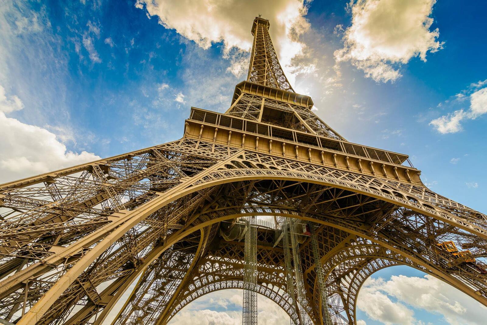 Обои Париж облака Эйфелева Башня на рабочий стол