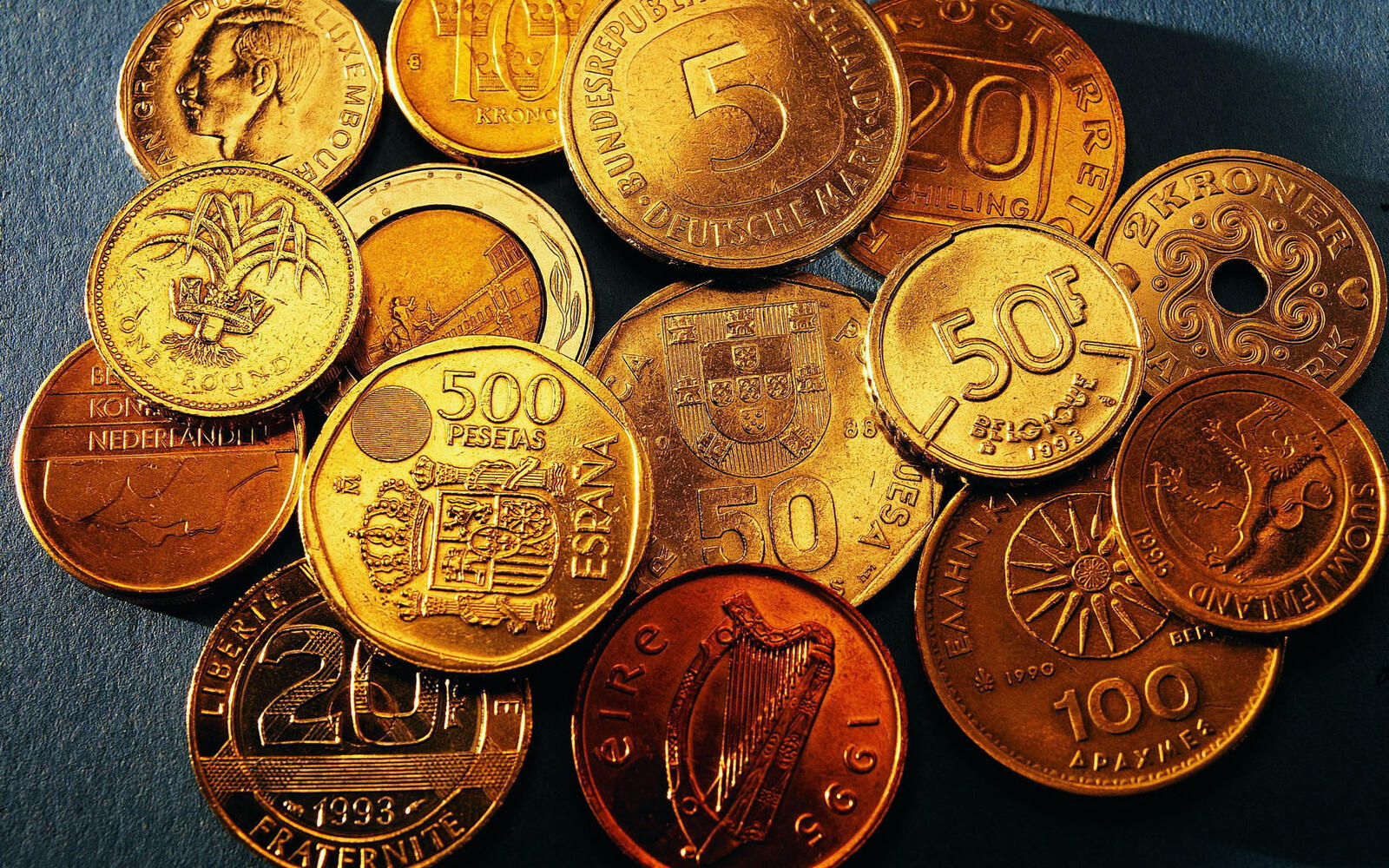 Обои монеты золотые старые на рабочий стол