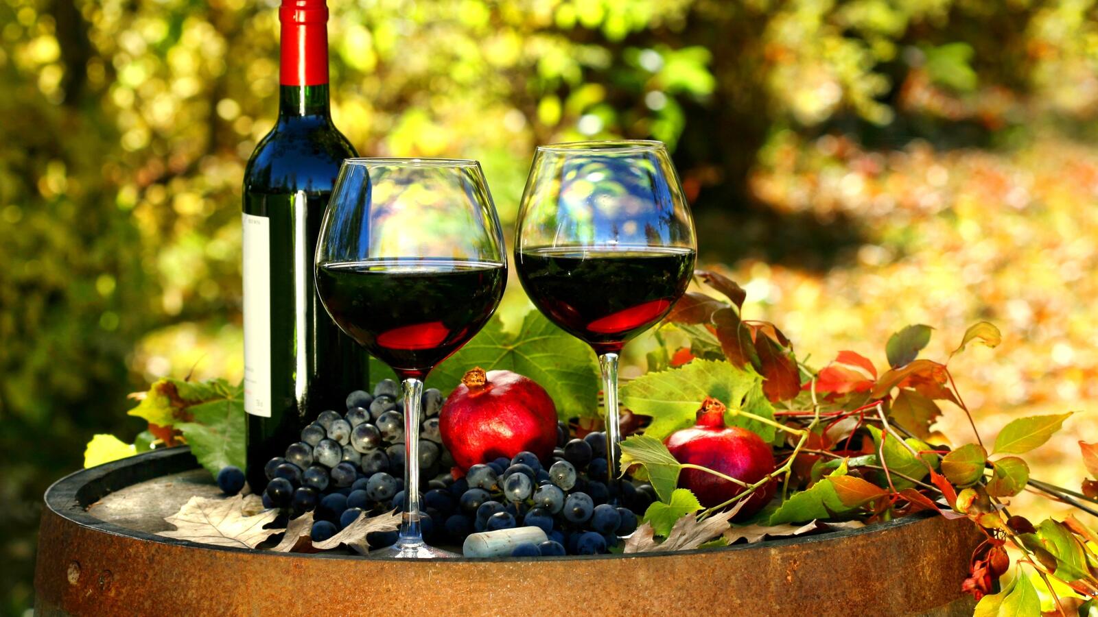 Обои вино бокалы фрукты на рабочий стол