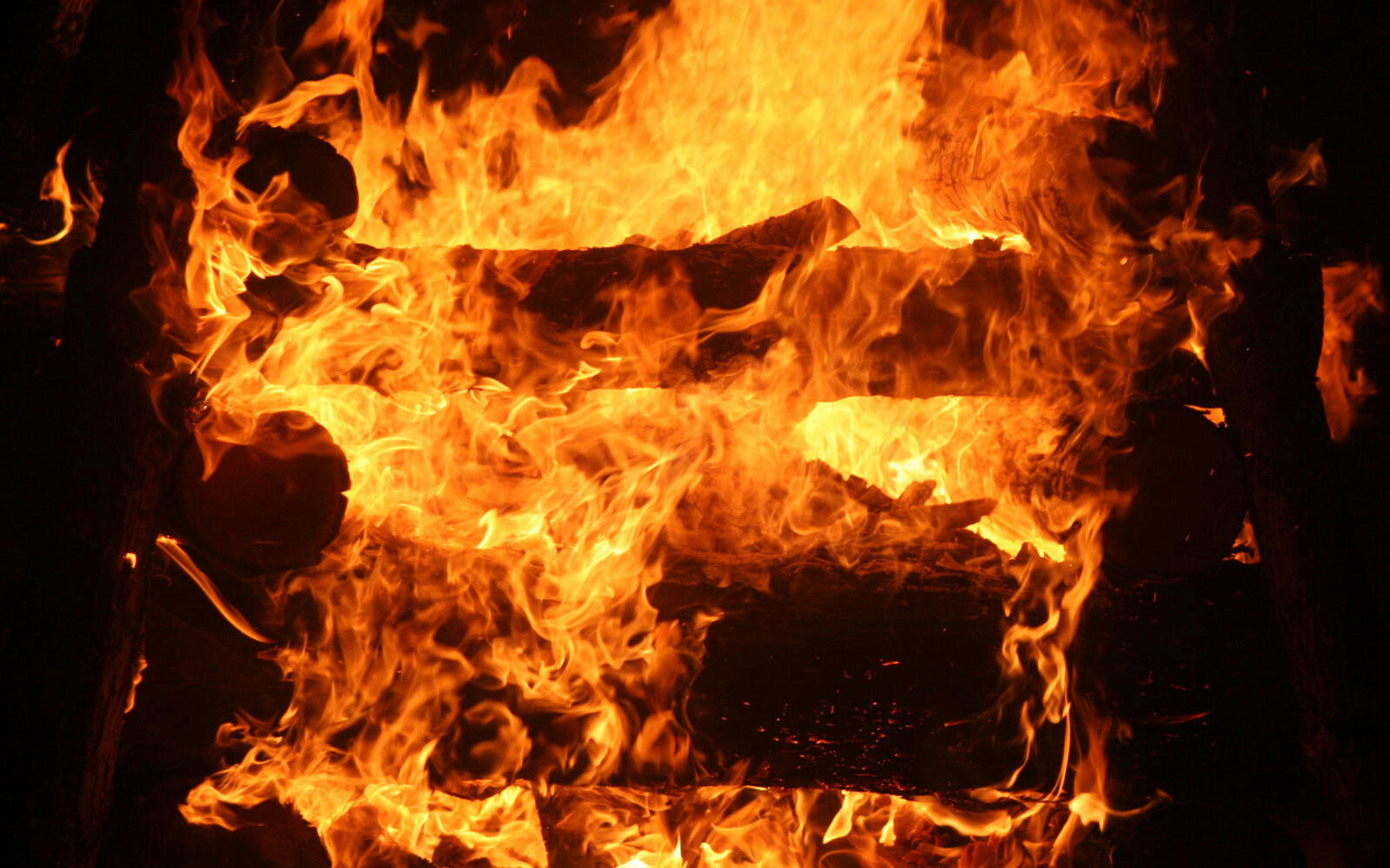 免费照片黑色背景上燃烧的木头