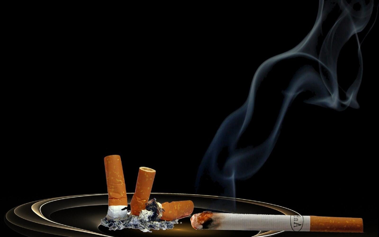桌面上的壁纸烟缸 烟卷 烟气