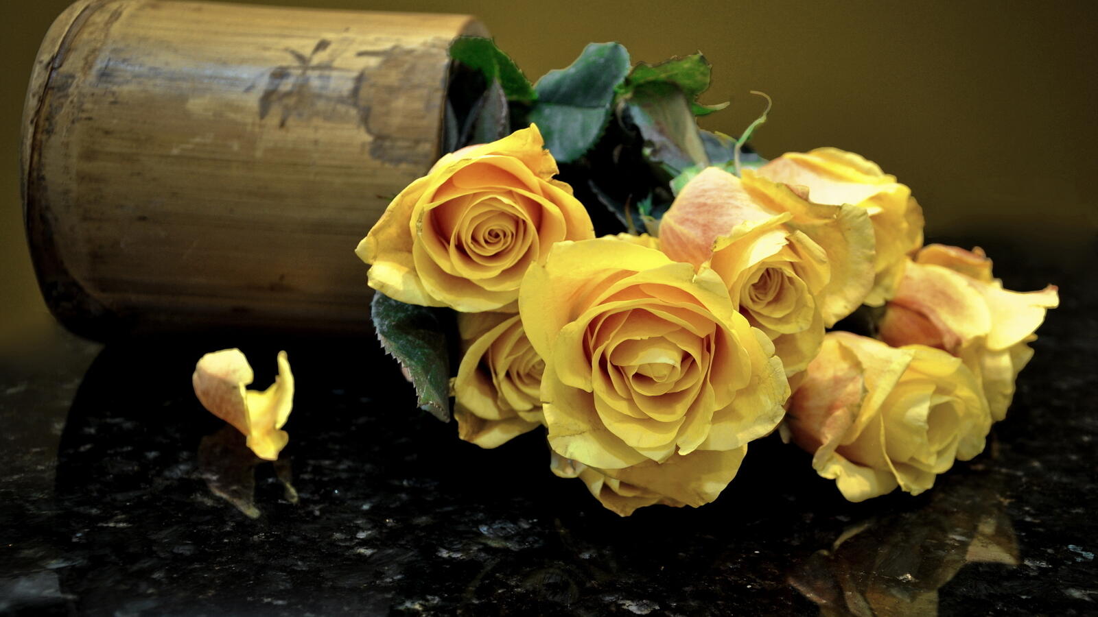 Обои желтые розы горшочек опрокинутый на рабочий стол