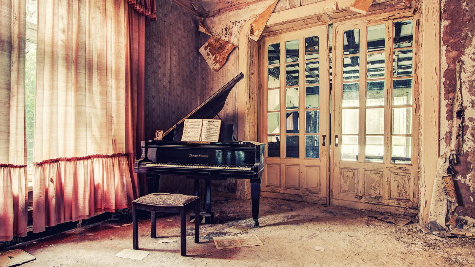 Wallpapers grand piano old room on the desktop