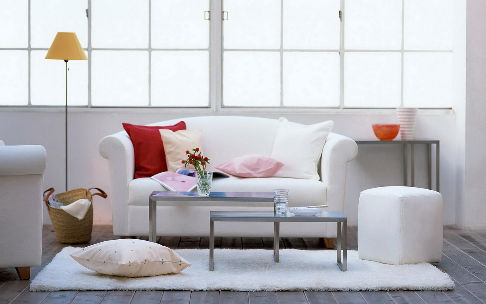 Бесплатное фото Белый диван в домашнем интерьере