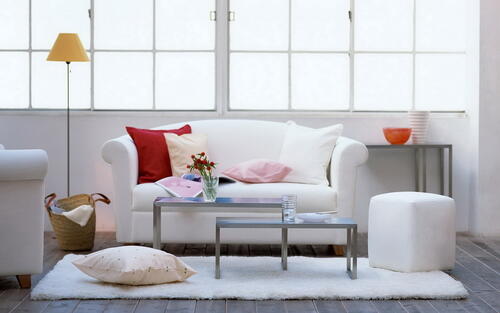 Белый диван в домашнем интерьере