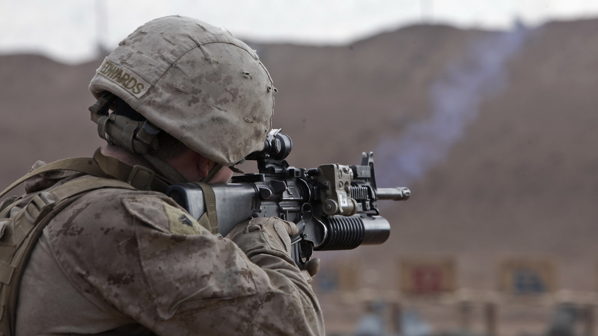 Бесплатное фото Солдат с автоматической винтовкой с подствольником