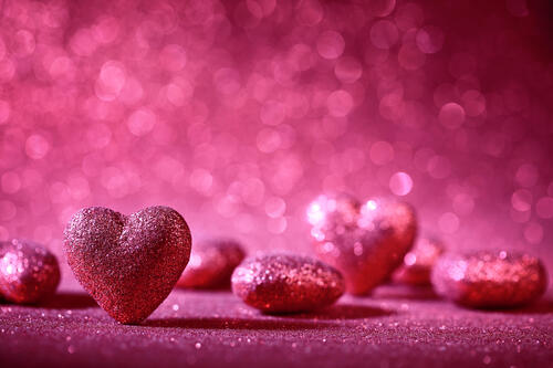 Блестящие розовые сердечки