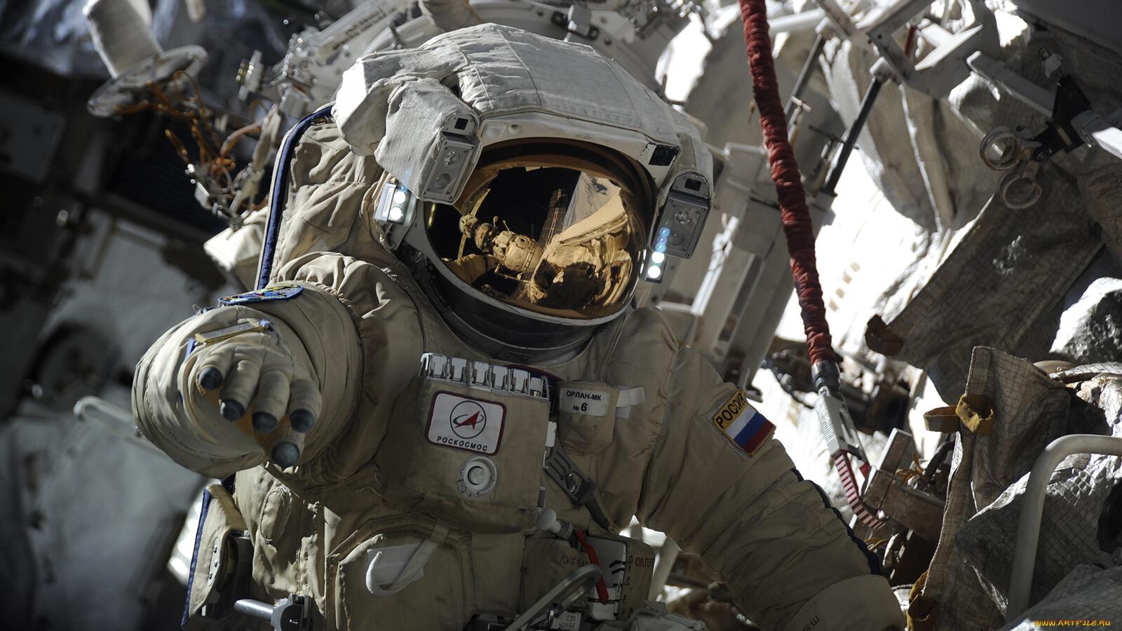 Обои космонавт скафандр костюм на рабочий стол