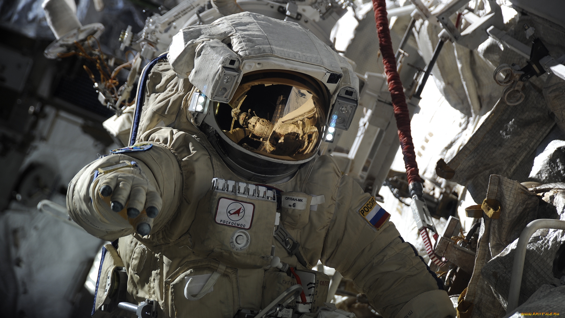 Обои космонавт скафандр костюм на рабочий стол