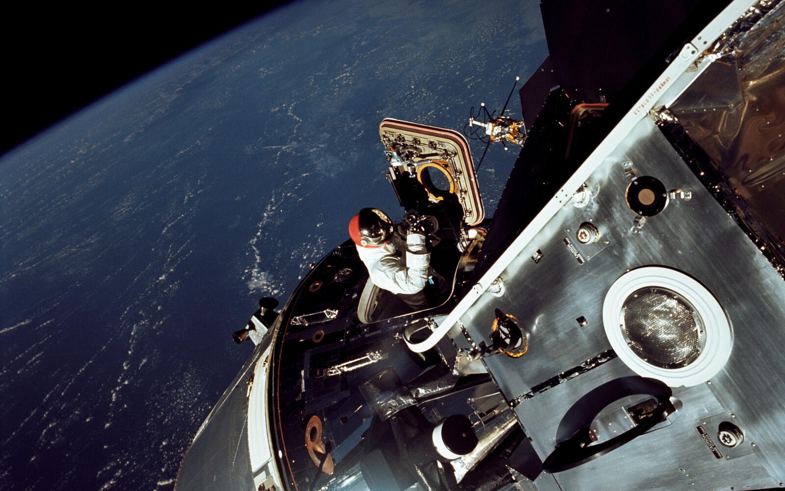 Обои космонавт астронавт спутник на рабочий стол