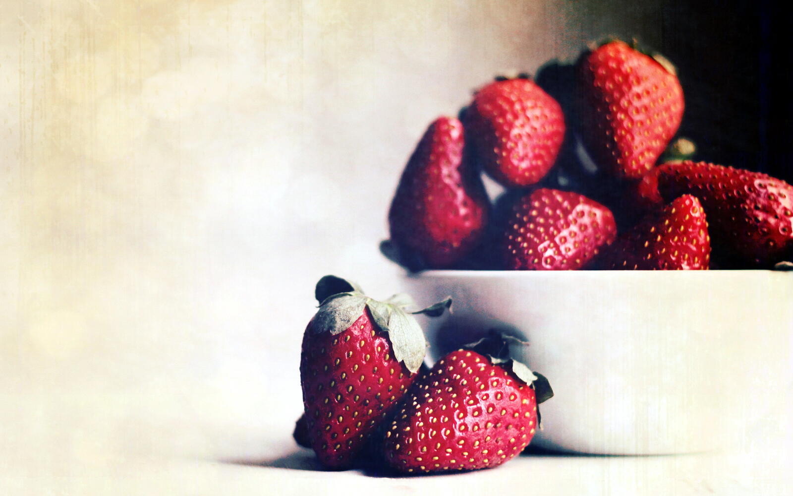 Wallpapers strawberry red plate on the desktop