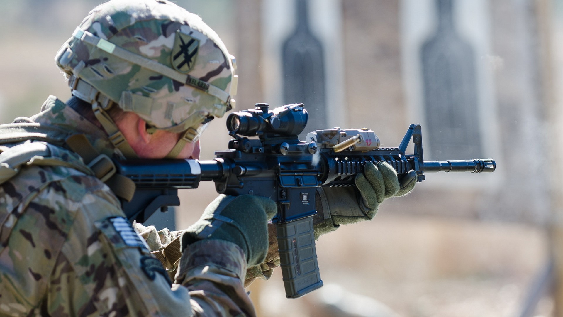 Free photo An American soldier with a machine gun