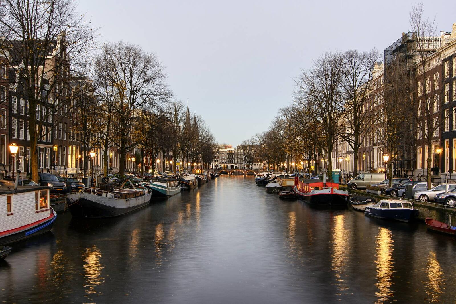 Обои город лодки столица и крупнейший город нидерландов на рабочий стол