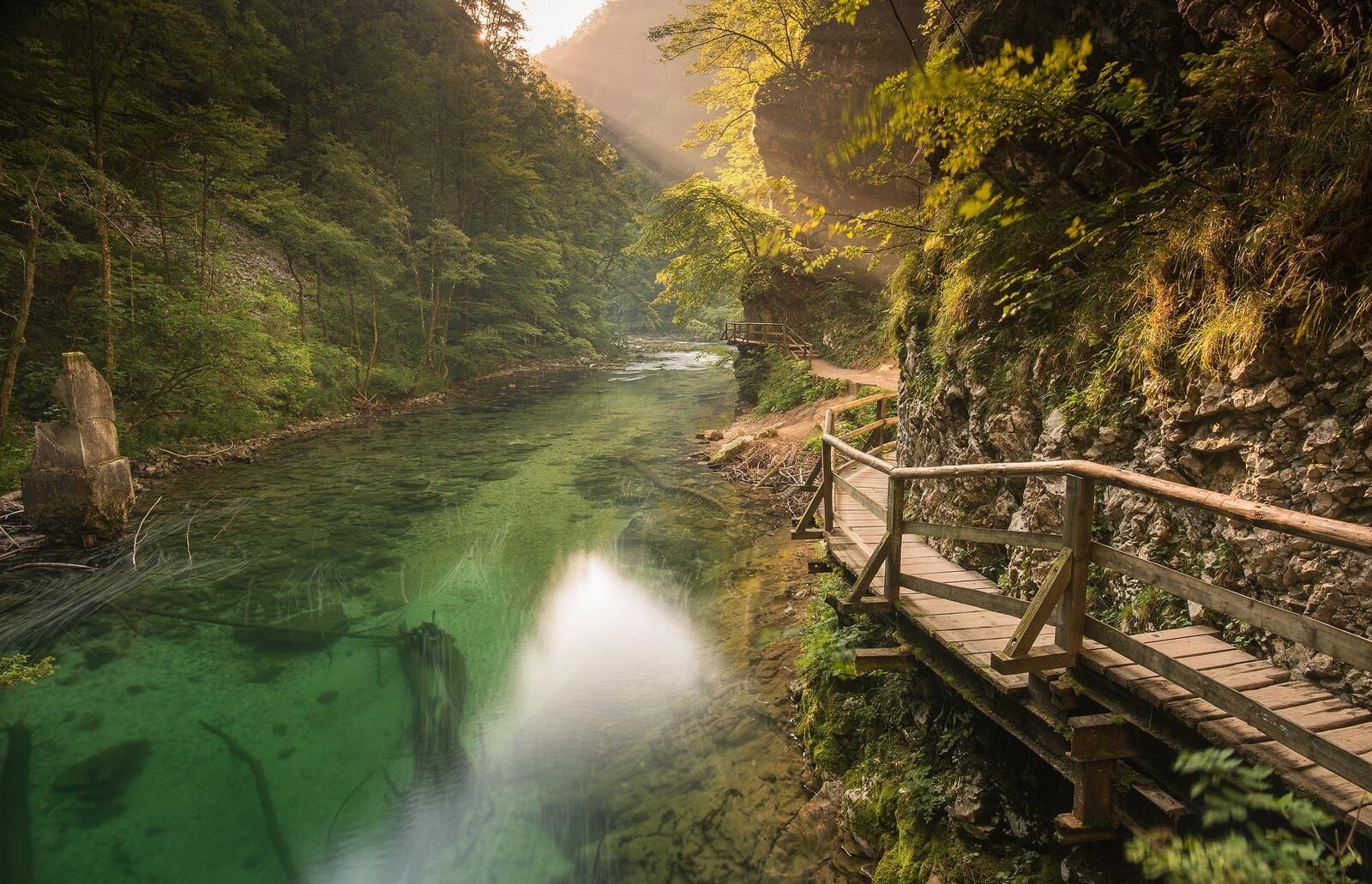 Обои река между гор мостик природа на рабочий стол