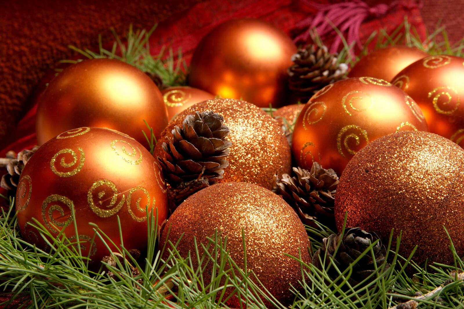 Wallpapers Christmas decorations sparkle decorations balls on the desktop