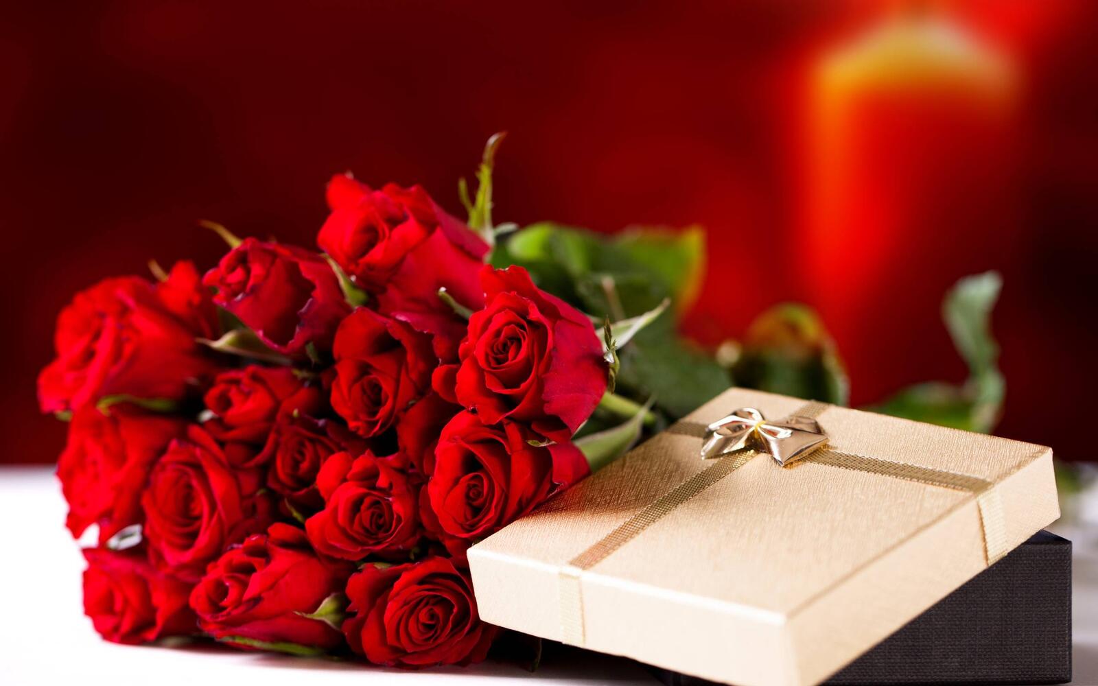Обои подарок букет розы на рабочий стол
