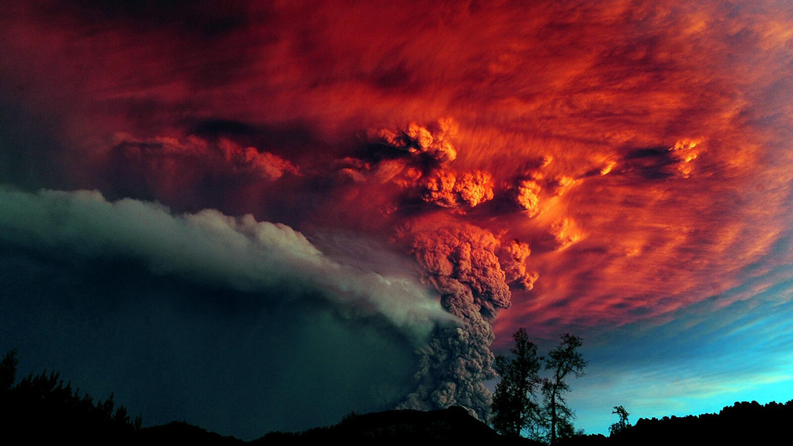 Wallpapers night eruption volcano on the desktop