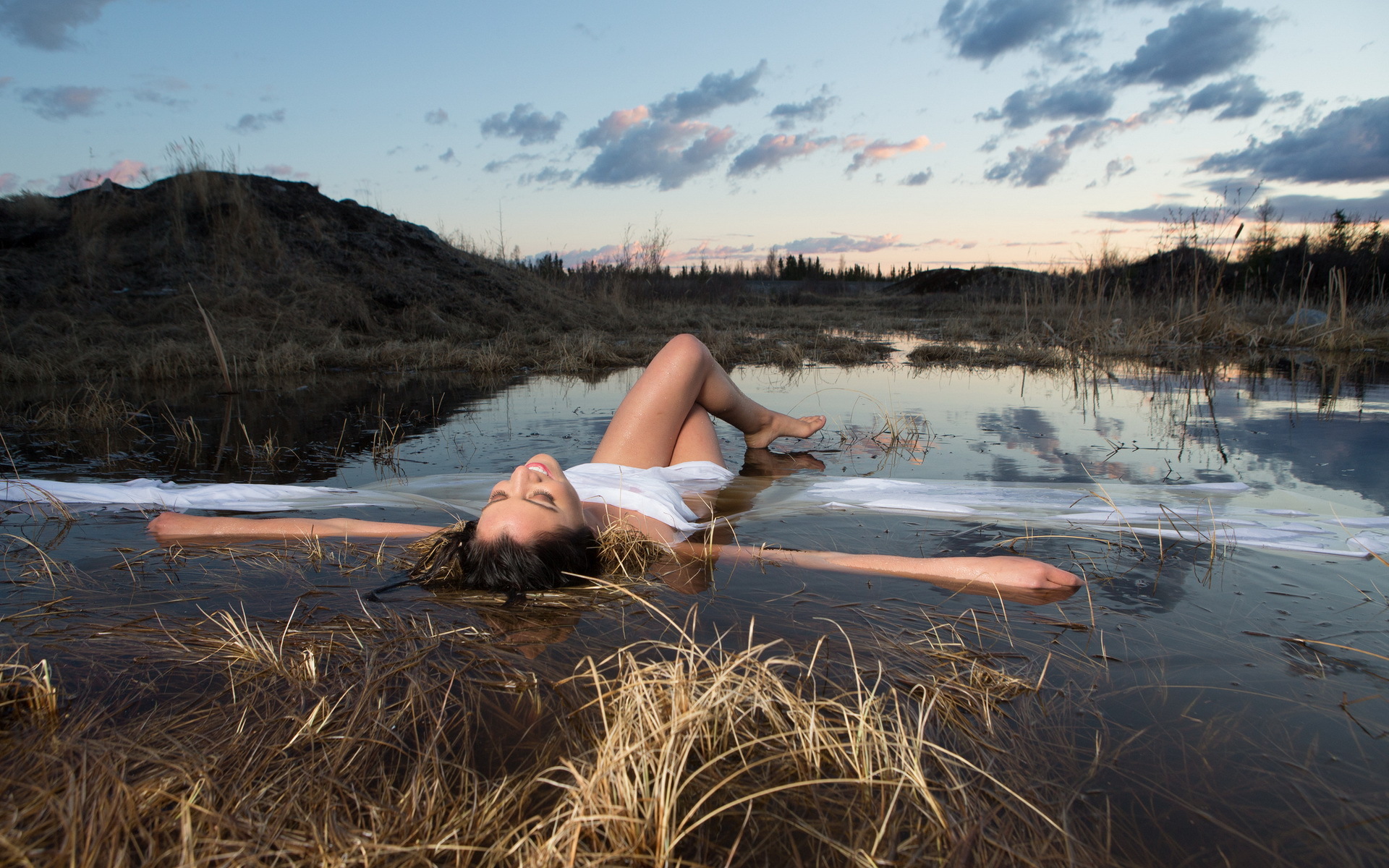 Wallpapers girl in a puddle grass on the desktop
