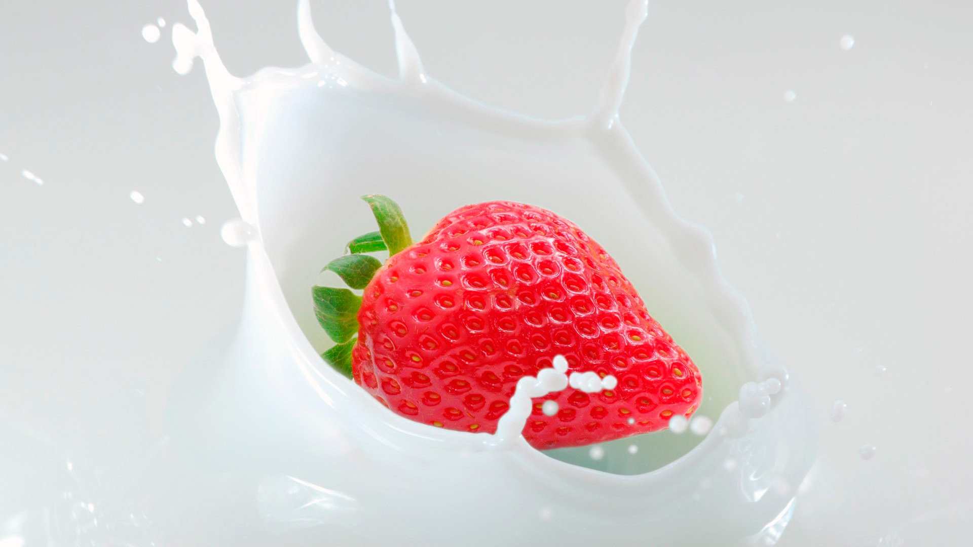 Wallpapers strawberry red cream on the desktop