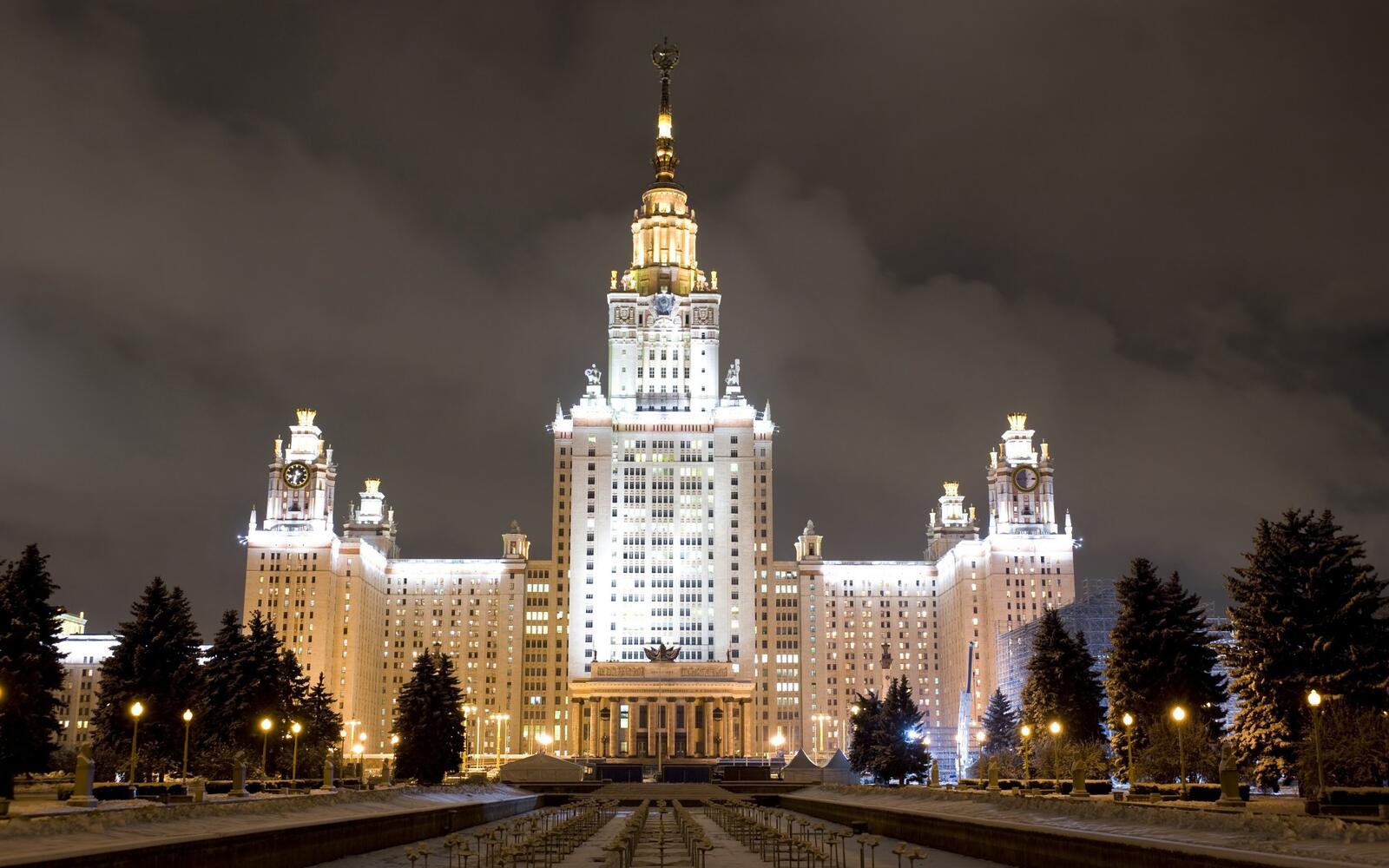 Бесплатное фото Ночное здание МГУ