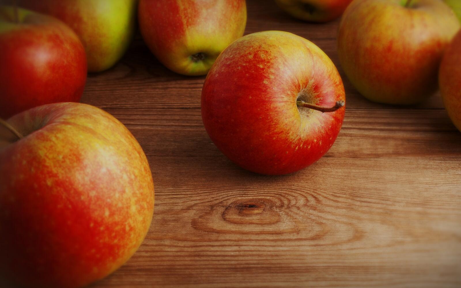 桌面上的壁纸苹 水果 马尾辫