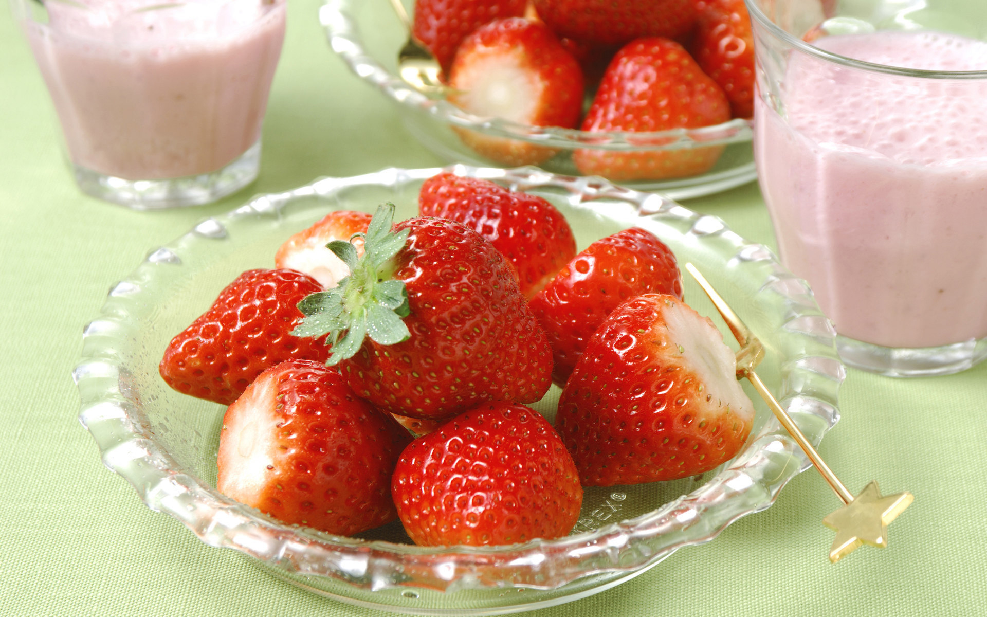 Wallpapers plate strawberry meal on the desktop
