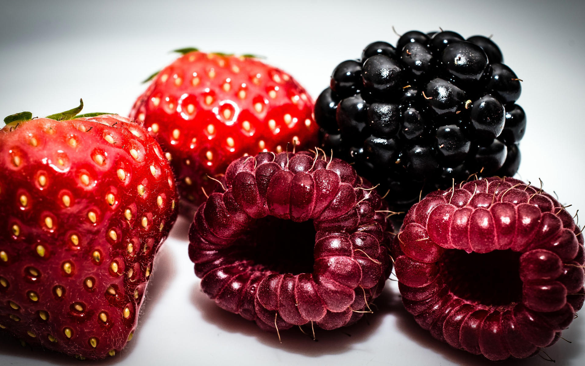 桌面上的壁纸浆果 草莓 黑莓