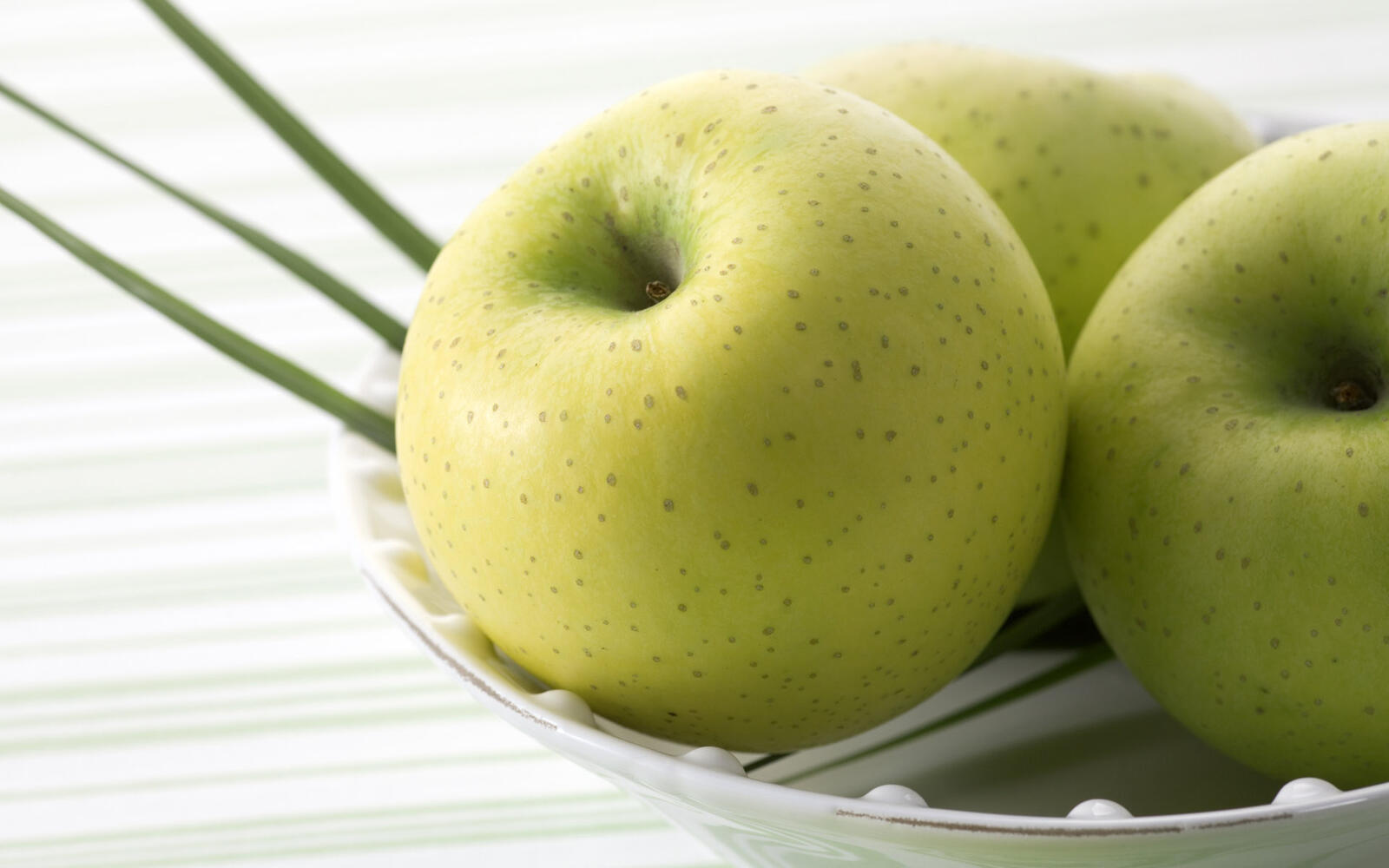 Wallpapers apples green plate on the desktop