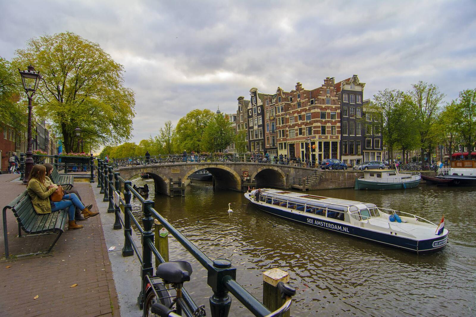 Обои панорама Амстердам катер на рабочий стол
