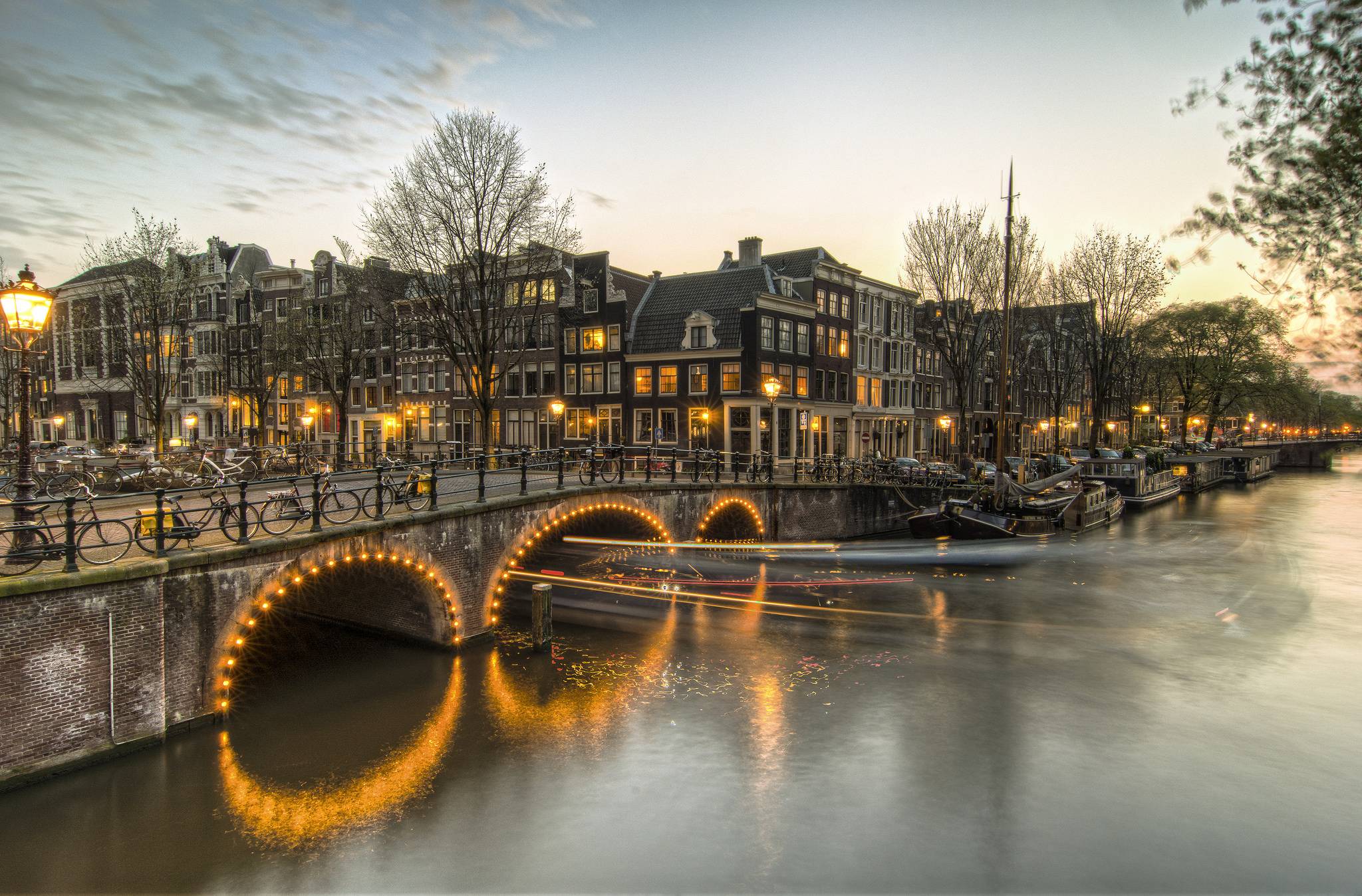 Обои Амстердам темнеет вечер на рабочий стол